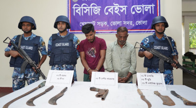 দৌলতখানে যৌথ অভিযানে অস্ত্রসহ ২ ডাকাত আটক